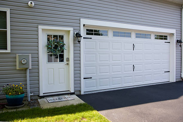 24/7 Emergency Garage Door Panel Replacement experts in Clay County County, TN